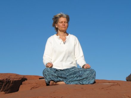 meditating sedona vortex